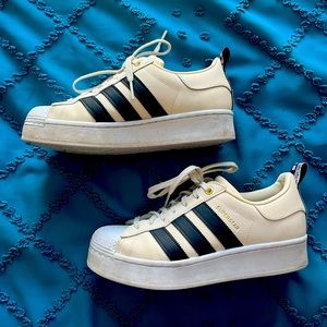 Women’s adidas platform shoes. Size 8.5. Off white & black. Good condition.
